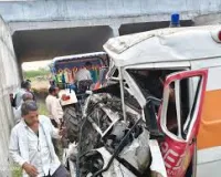 दिल्ली-मुंबई एक्सप्रेस वे पर मरीजों को लेकर जा रही एंबुलेंस पुलिया से नीचे गिरी; दो लोगों की मौत, चालक घायल