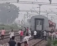 मुंबई-भागलपुर एक्सप्रेस के तीन कोच चलती ट्रेन से हुए अलग, धीमी रफ्तार से टल गया बड़ा हादसा