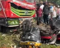 मुंबई-अहमदाबाद राष्ट्रीय राजमार्ग पर तेज़ रफ़्तार ट्रक ने ऑटोरिक्शा को मार दी टक्कर; 52 वर्षीय व्यक्ति और 22 वर्षीय बेटे की मौत