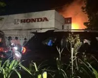 मुंबई : अंधेरी इलाके में ऑटोमोबाइल शोरूम में आग