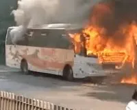 मुंबई : 'शिवशाही' बस में माटुंगा पुलिस स्टेशन के पास लग गई आग; यात्रियों को समय रहते सुरक्षित बाहर निकाल लिया गया 