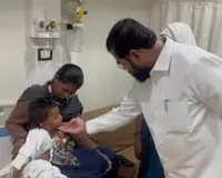 ठाणे :25 फुट गहरे सीवर में गिर गया था हमदान मोहम्मद; मिलने पहुंचे डिप्टी चीफ मिनिस्टर एकनाथ शिंदे