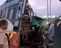 मुंबई-गोवा हाईवे पर शिवशाही बस CNG सिलेंडर ले जा रहे एक ट्रक से टकरा गई; सात यात्रियों को चोटें आईं 