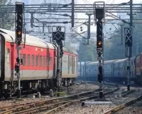 बदलापुर स्टेशन पर लगभग दो घंटे तक रुकी रही बेंगलुरु एक्सप्रेस; यात्रियों के बीच झड़प, कर्जत की ओर जाने वाली लोकल ट्रेनों में देरी हुई