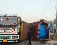 ठाणे : गायमुख चौपाटी के पास गाड़ी पलट