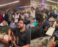 मुंबई : फ़्लाइट में देरी के बीच एयरपोर्ट के अंदर लाइव म्यूज़िकल से यात्रियों का मनोरंजन