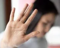 मुंबई : सोशल मीडिया अकाउंट पर आपत्तिजनक कंटेंट पोस्ट करना पीछा करने और उसकी इज्जत को ठेस पहुंचाने जैसा - बॉम्बे हाई कोर्ट