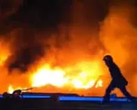 मुंबई : खुले मैदान में रखे कबाड़ के ढेर में आग;  किसी के हताहत होने की सूचना नहीं