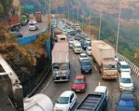 मुंबई पुणे एक्सप्रेसवे पर भारी ट्रैफिक जाम; जगह-जगह गाड़ियों की लंबी कतारें