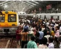 मुंबई : चलती लोकल ट्रेन से चोर ने युवक को दिया धक्का, पहिये के नीचे आया पैर कटा, सिर में भी गंभीर चोट