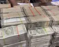 मुंबई : इलेक्शन कमीशन  के फ्लाइंग स्क्वॉड ने मुंबई पुलिस के साथ मिलकर 2.33 करोड़ रुपये ज़ब्त किए