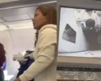 मुंबई-क्राबी फ्लाइट में हंगामा: देरी के कारण यात्रियों ने कॉकपिट की ओर भागा, 2 को उतराया