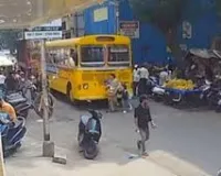 मुंबई : खेतवाड़ी इलाके में महिला की गोद से गिरी 9 महीने की बच्ची को रौंद गई स्कूल बस
