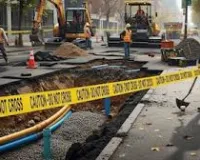 मुंबई : सड़क मरम्मत के लिए खोदे गए गड्ढे में गिरने से  व्यक्ति गंभीर रूप से घायल