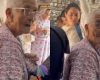 मुंबई : लोकल ट्रेन में कंगन बेचती 89 वर्षीय बुजुर्ग का वीडियो वायरल, देखकर सोशल मीडिया यूजर्स ने दिए ऐसे रिएक्शन