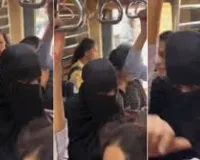 मुंबई लोकल में बुर्का पहन महिला कोच में घुसा शख्स, पकड़े जाने पर चलती ट्रेन से कूदकर हुआ फरार