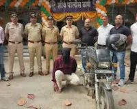 मुंबई : हेलमेट पहनकर करता था लूट, कपड़े भी बदले पर जूतों ने बिगाड़ा काम और पहुंचाया जेल