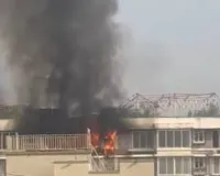 मुंबई : विले पार्ले की एक रिहायशी बिल्डिंग में आग लगी