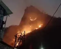 मुंब्रा बायपास के समीप स्थित देवी गांव के पास पहाड़ी क्षेत्र में भीषण आग, इलाके में अफरा-तफरी 