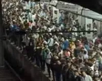 ठाणे : स्लो लोकल ट्रेनों की संख्या न बढ़ाने की वजह से भीड़ बढ़ रही है; रेल हादसों पर सख्त चेतावनी