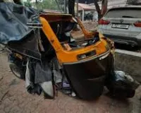 ठाणे : गायमुख जंक्शन पर कई वाहनों की टक्कर में ऑटो-रिक्शा चालक गंभीर रूप से घायल