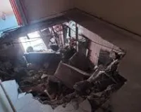 ठाणे  : इमारत की स्लैब गिरने से मची चीख-पुकार, 3 लोग घायल 