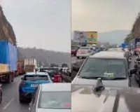 मुंबई-पुणे एक्सप्रेसवे पर 32 घंटे के जाम के बाद 1.2 लाख लोगों को मिलने जा रहा ₹5.2 करोड़ का रिफंड, जानें वजह