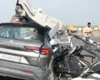 कोटा : दिल्ली - मुंबई एक्सप्रेसवे पर दर्दनाक हादसा, ट्रक से टकराकर उड़े कार के परखच्चे, 4 की मौत 