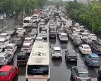 मुंबई : आगरा-मुंबई हाईवे पर लगा लंबा जाम, ट्रक खराब होने से कई घंटे तक थमा यातायात; परेशान होते रहे यात्री