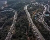 मुंबई-पुणे एक्सप्रेसवे पर जाम के मुद्दे पर चर्चा; मुख्यमंत्री फडणवीस ने जवाब दिया