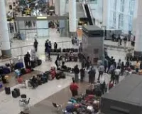 मुंबई : दुबई, बहरीन की फ्लाइट कैंसिल होने से मुंबई एयरपोर्ट पर अफरा-तफरी, मिडिल ईस्ट टेंशन की वजह से यात्री फंसे