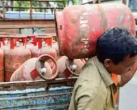 मुंबई : 115 रुपये महंगी हुई एलपीजी गैस, घरेलू सिलेंडर के दाम 60 रुपये बढ़े, जानें दिल्ली-मुंबई में कीम