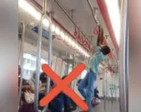मुंबई : मुंबई मेट्रो में बच्चे ने किया खतरनाक स्टंट, वीडियो देख प्रशासन का बढ़ गया पारा, जारी की चेतावनी