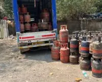 मुंबई : एलपीजी सिलेंडरों की कालाबाजारी का भंडाफोड़, सैकड़ों गैस सिलेंडर जब्त