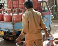 मुंबई : एलपीजी धोखाधड़ी: गोवंडी में सिलेंडर ₹200 ज़्यादा दाम पर बेचने के आरोप में डिलीवरी वर्कर पर केस दर्ज