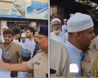 मुंबई: मुंब्रा पुलिस ने गुलाब बांटकर मनाई ईद, एकता और सद्भाव का संदेश फैलाया