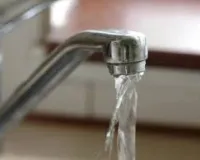 मुंबई : बांद्रा ईस्ट में बीएमसी के नल से बह रहा गंदा और दूषित पानी