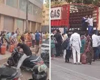 मुंबई : परीक्षा के बीच लाइन में खड़े छात्र, सिलेंडर लेने के लिए घंटों इंतजार