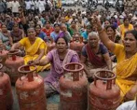 वसई के लोगों ने एलपीजी की कमी को लेकर मुंबई-अहमदाबाद हाईवे जाम किया