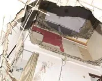 विरार पूर्व में इमारत का स्लैब गिरा बाल-बाल बचे सात परिवार...