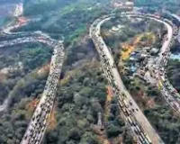 मुंबई - पुणे एक्सप्रेसवे पर फिर लगा लंबा जाम, किलोमीटर लंबी कतारें