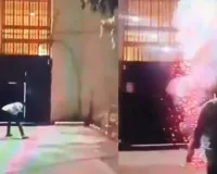 कल्याण : आधारवाड़ी जेल के बाहर आरोपी का जन्मदिन मनाने के लिए फोड़े गए पटाखे