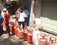 मुंबई : चेंबूर में  एलपीजी सिलेंडर की भारी कमी, लोगों ने सुबह से लाइन में लगाई प्रतीक्षा 