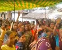 गोंदिया : शराब की दुकान बंद कराने की मांग पर ग्रामीणों का पुलिस के खिलाफ प्रदर्शन