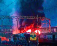 मुंबई : रेलवे वर्कशॉप में भीषण आग, कोच जलकर खाक