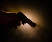 ठाणे  : पारिवारिक विवाद में मुंब्रा चॉल में एक व्यक्ति ने गोली चलाई, एक की मौत