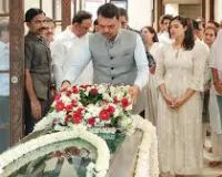 मुंबई : आशा भोसले के अंतिम दर्शन को उनके घर पहुंचे सीएम फडणवीस, श्रद्धांजलि अर्पित की