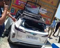 मुंबई-नागपुर एक्सप्रेसवे पर भीषण सड़क हादसा, अशोक खरात के करीबी सहयोगी की पत्नी समेत मौत