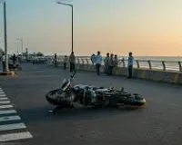 मुंबई : मरीन ड्राइव पर मोटरसाइकिल ने पैदल यात्री को टक्कर मारी, तीन व्यक्तियों की मौत