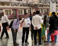 मुंबई : लोकल ट्रेन में बेटिकट यात्रियों की संख्या बढ़ी; 41.90 लाख यात्रियों को पकड़ा